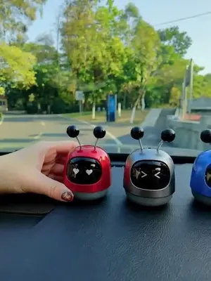 汽車(chē)用品 爆款熱賣(mài)中 可愛(ài)的機(jī)器人,即是香薰又是擺件,你是不是也安排上呢